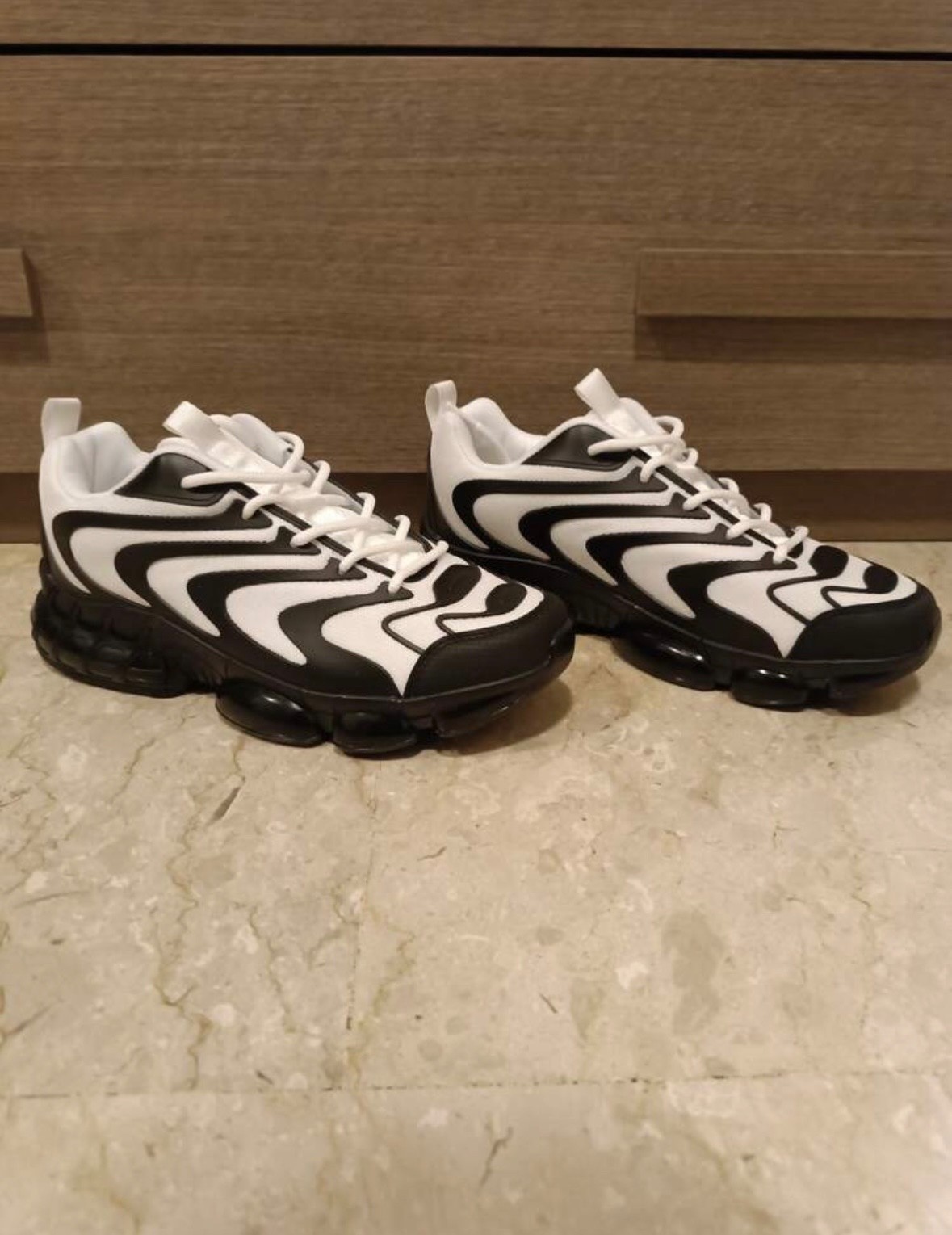 Men’s sneakers size 43 black and white new unworn bubble sole casual shoes
