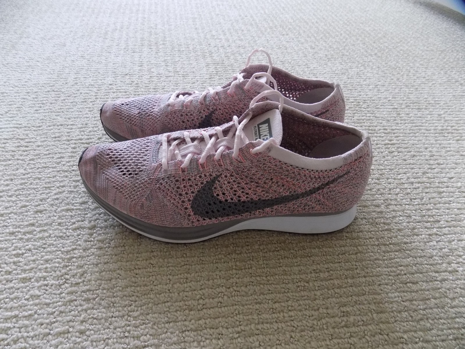MENS 10 WOMENS 11.5 NIKE FLYKNIT RACER SHOES MACAROON PINK STRAWBERRY 526628 604