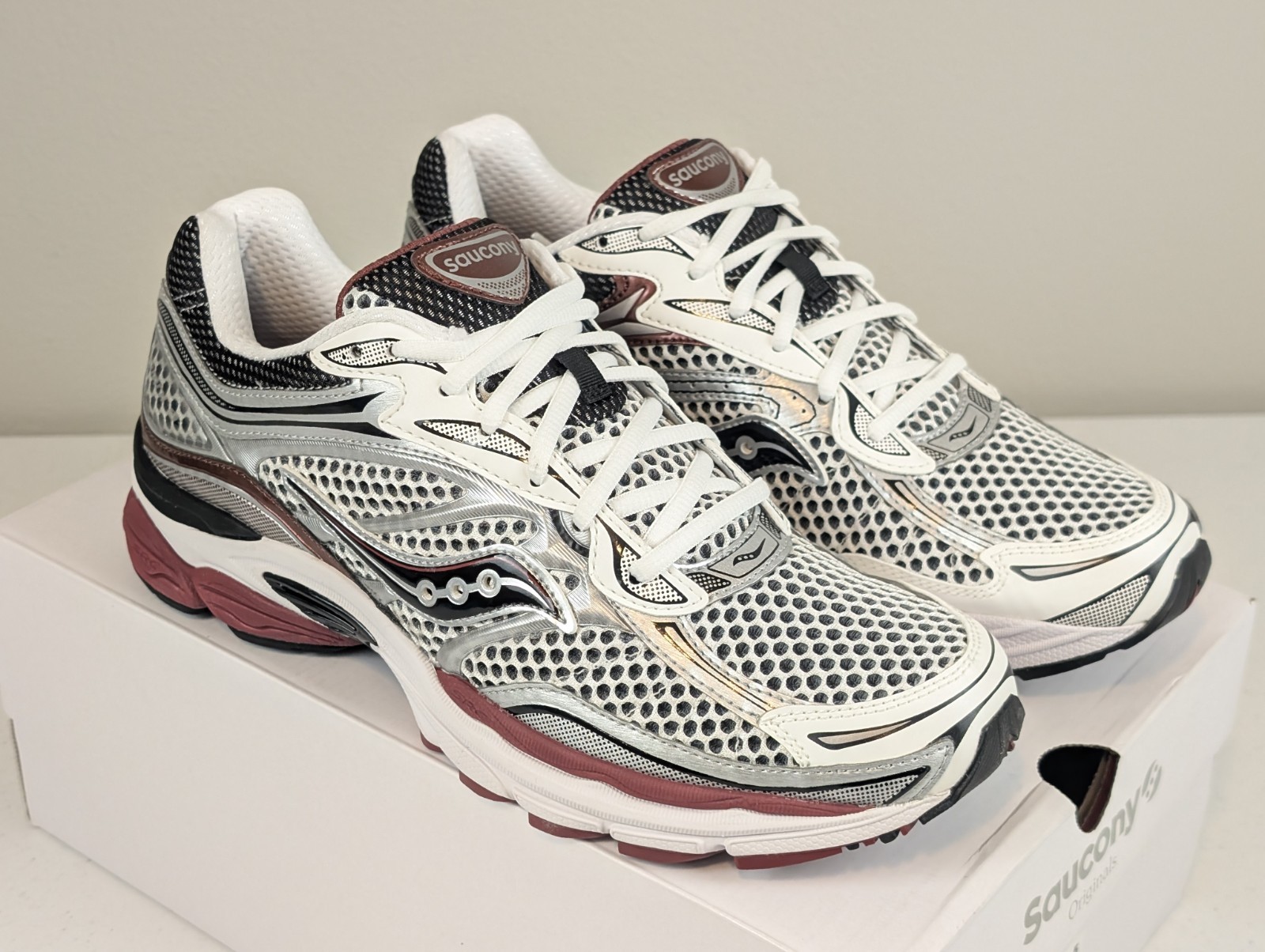 Saucony ProGrid Omni 9 OG White Silver Red S70739-1 Mens Size 10.5 Shoes NEW