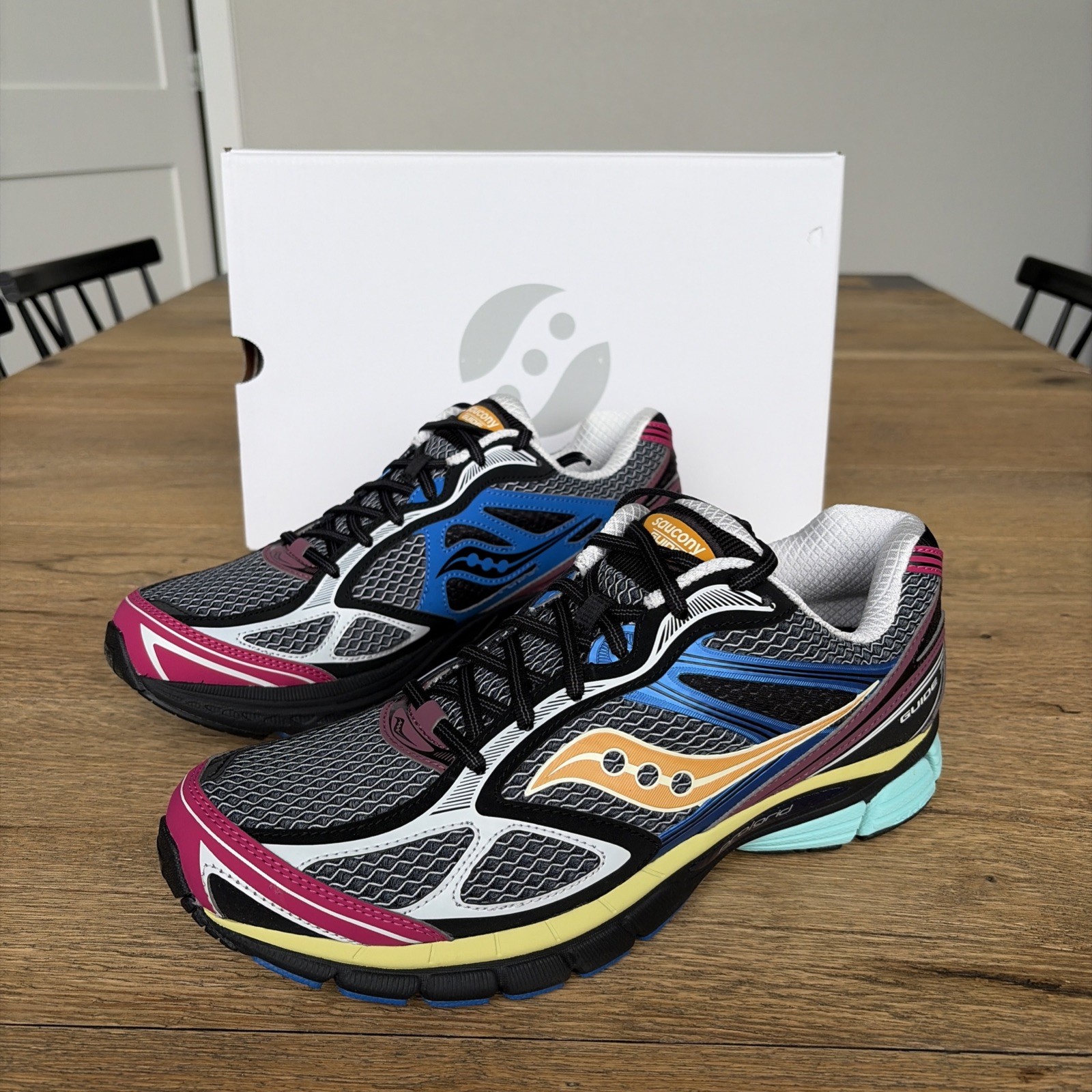 Size 11 Mens Saucony ProGrid Guide 7 Foot Locker Exclusive Multi-Color S70936-35