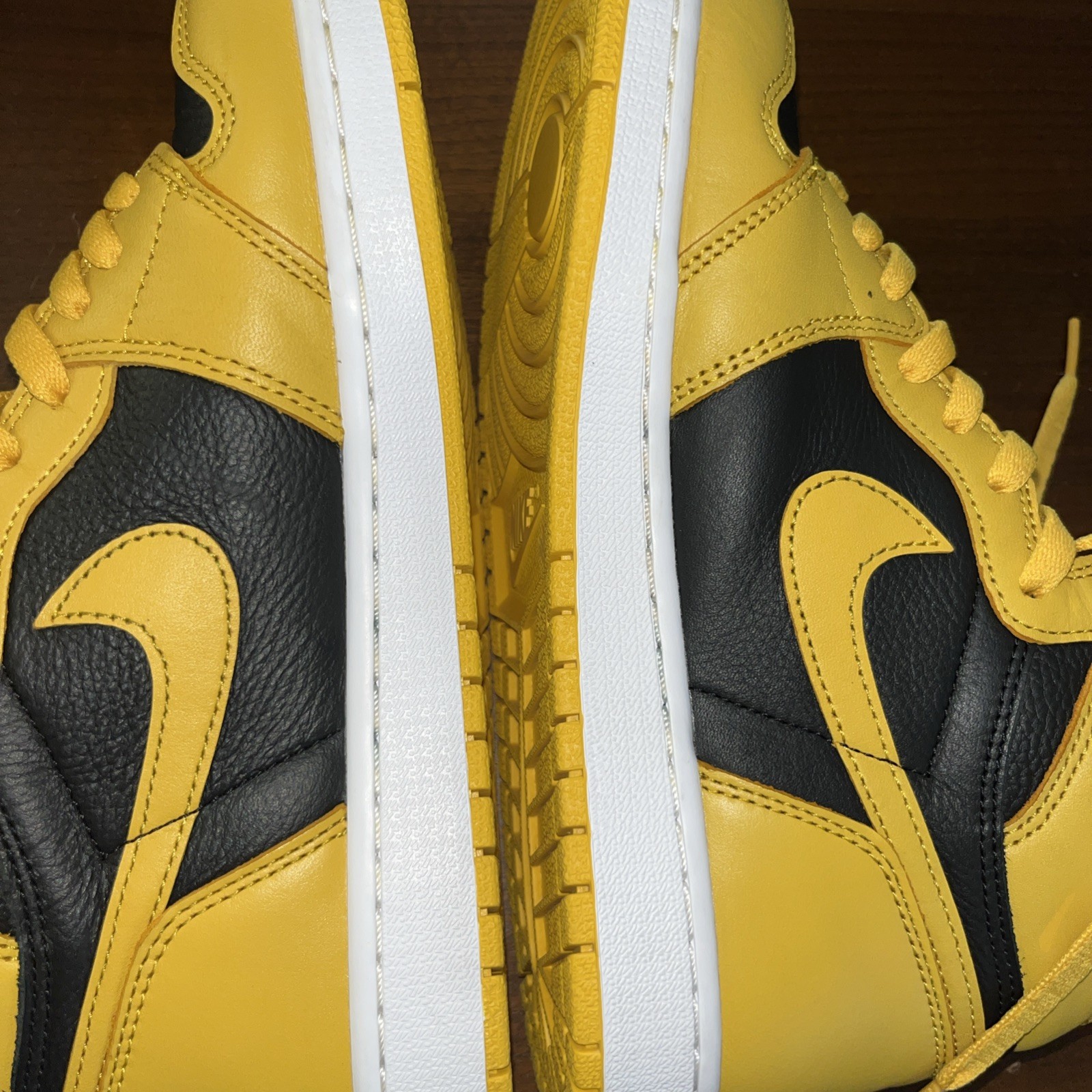 Sz 11 Nike Air Jordan 1 Retro High OG Pollen Men’s High Top Leather 555088-701