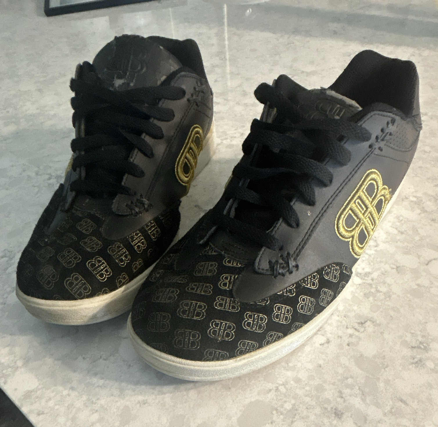 Big Black Men’s Low Top Lace-Up Athletic Sneakers Black & Gold Logo Pattern