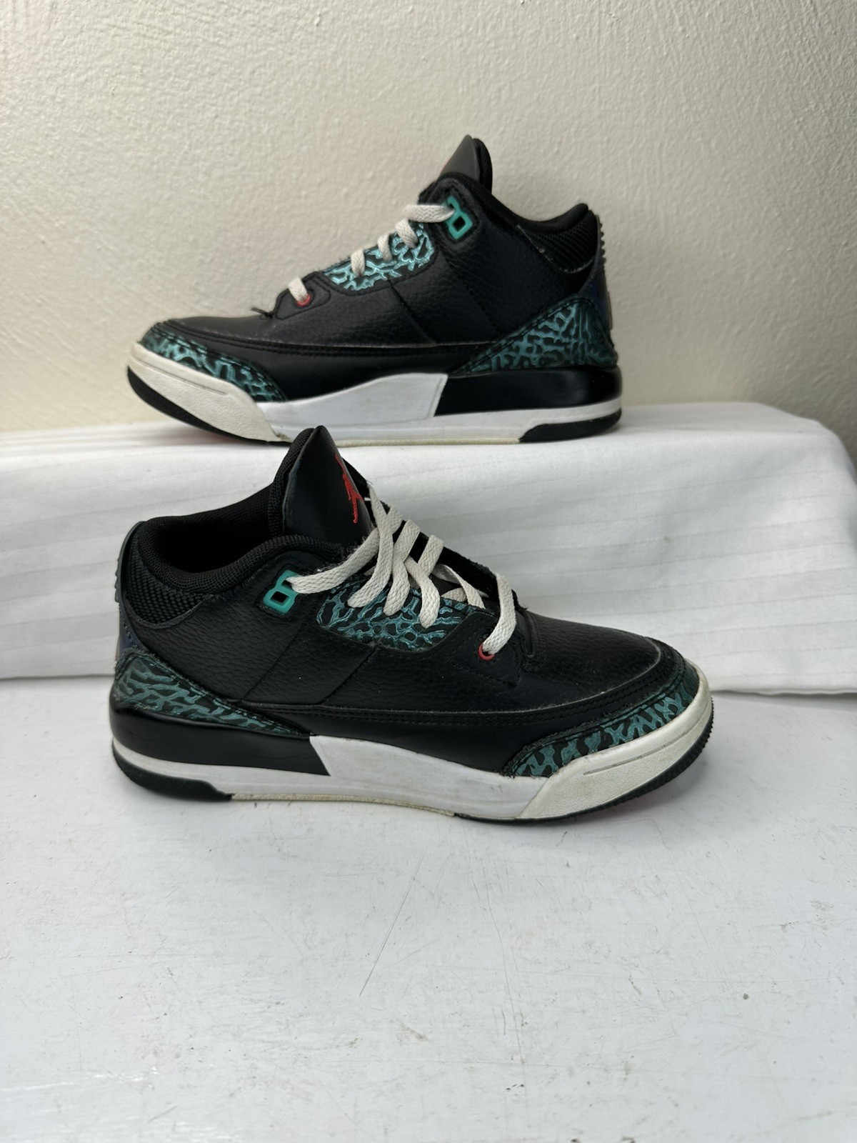 Nike GS Air Jordan 3 Retro Black and Hyper Jade FV5437-001 Size 2.5Y EUC