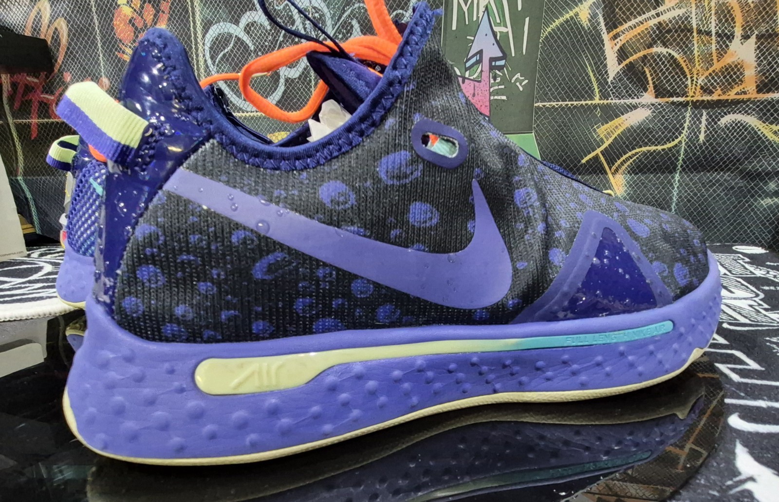 Nike Men’s Low Top Gatorade Limited Sneakers Purple/Black/Orange Lace Up Zip