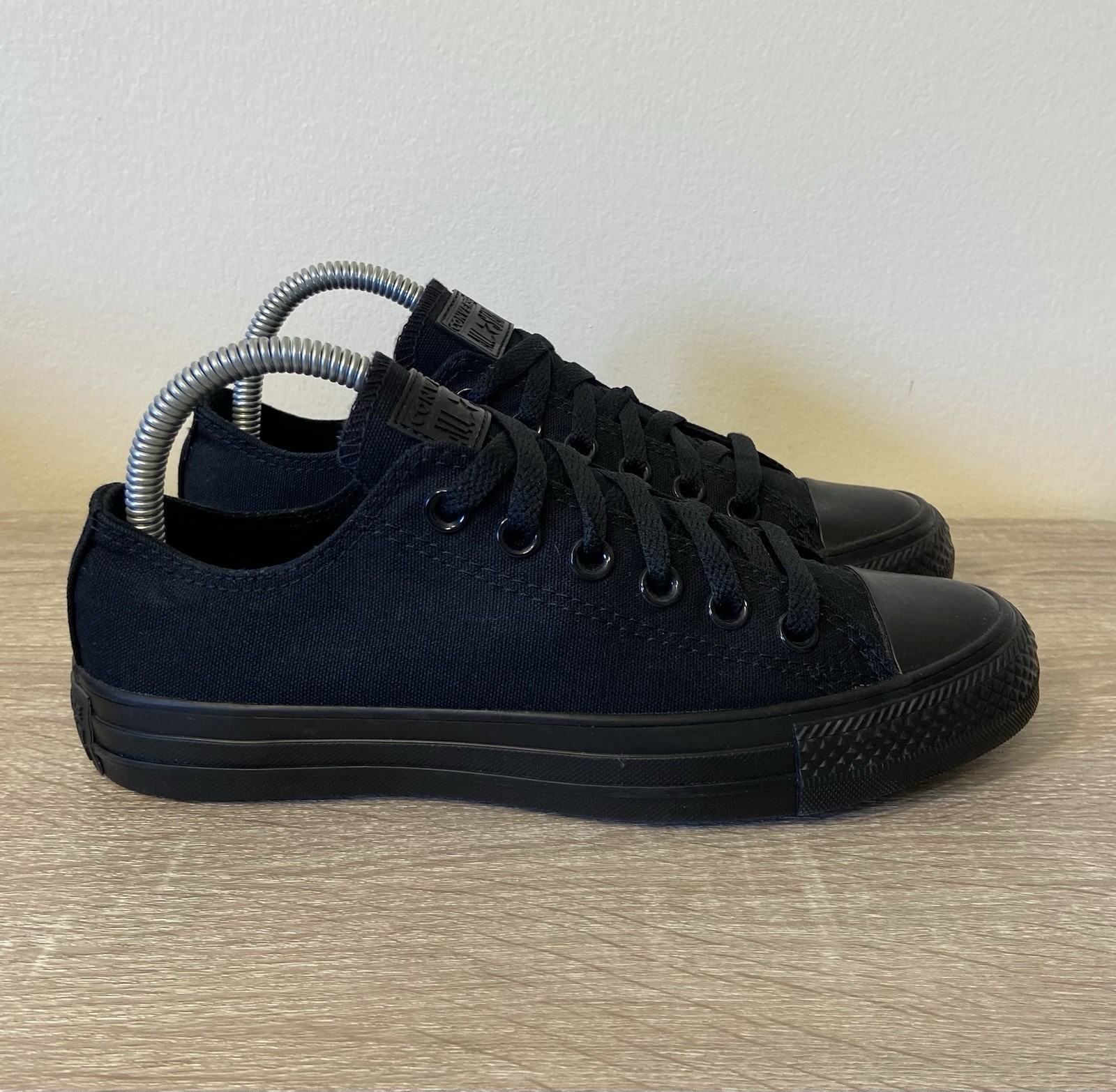 Converse Chuck Low Black women’s size 7 men’s size 5
