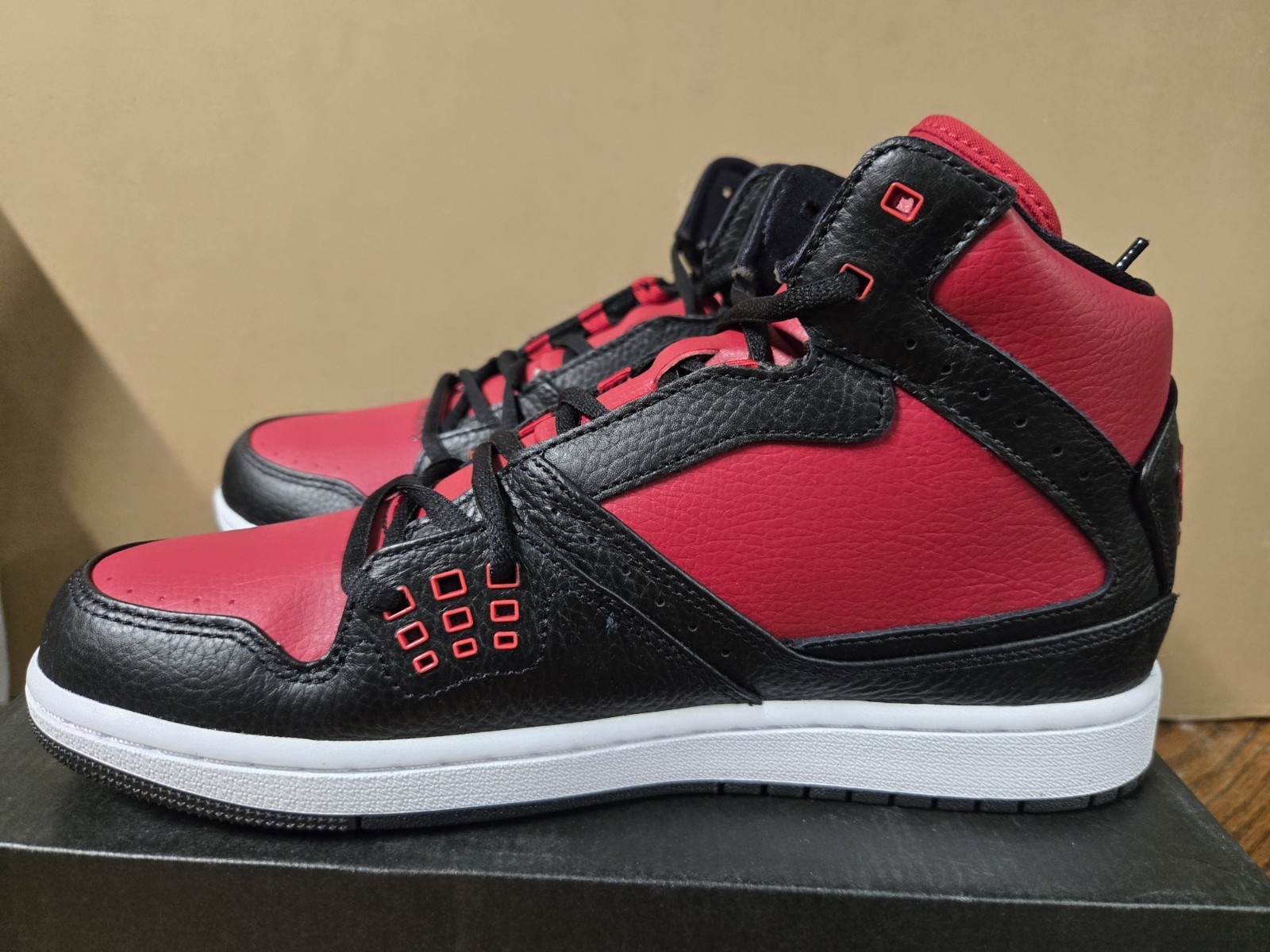 Size 9 – Air Jordan 1 Flight Bred